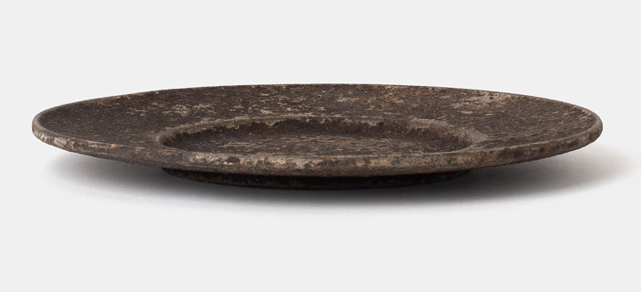 Plate II by Louis Vincent seen from the side, showing its low profile and recessed centre